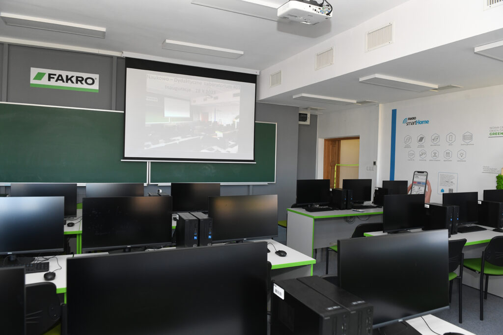 zdjęcie pracowni komputerowej